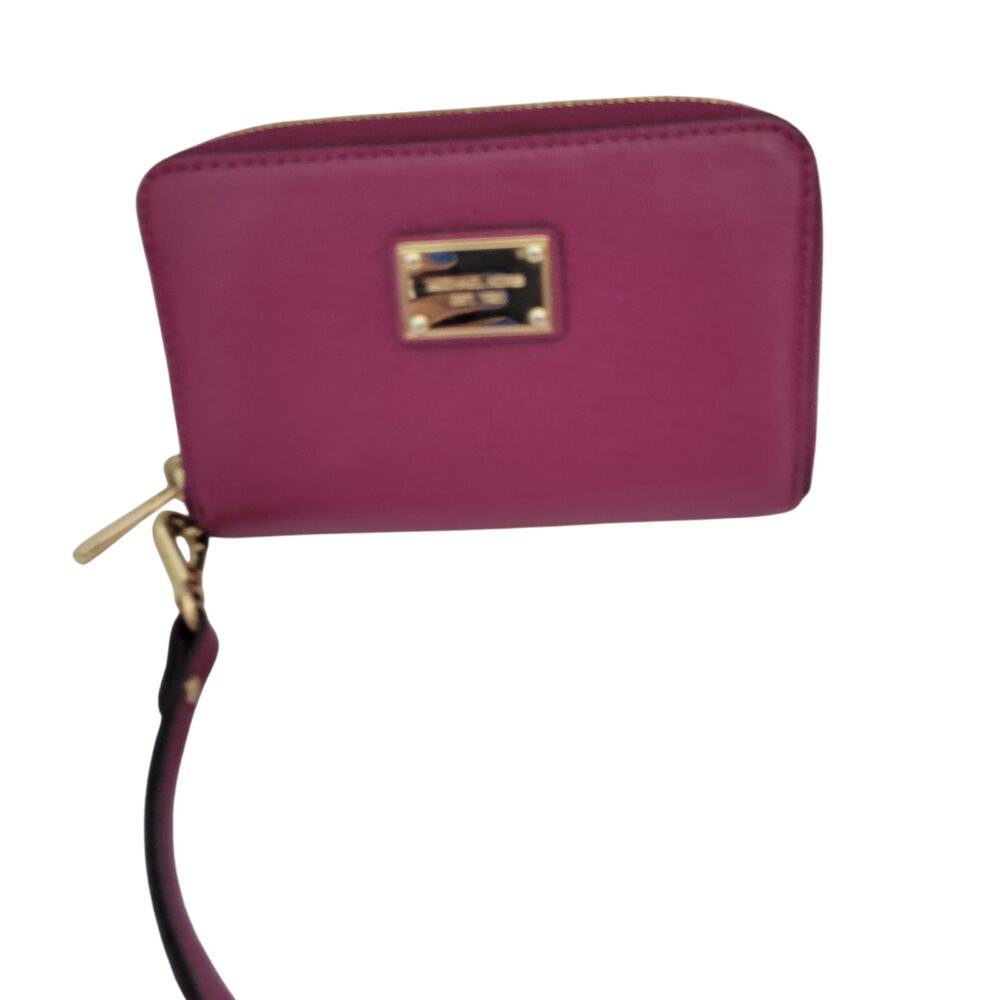Michael Kors Jet Set Travel Wallet Featuring A Gold Tone Logo 5.75"x 3.5"x 75"